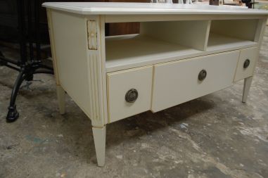 (L-772) Madalam valge kummut, TV-tehnika aluseks