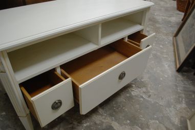 (L-772) Madalam valge kummut, TV-tehnika aluseks