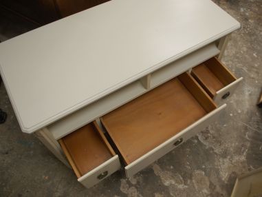 (L-772) Madalam valge kummut, TV-tehnika aluseks