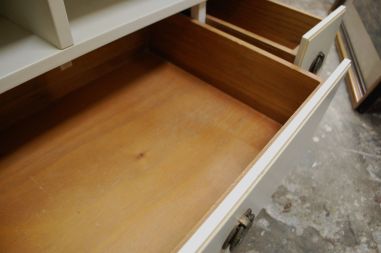 (L-772) Madalam valge kummut, TV-tehnika aluseks