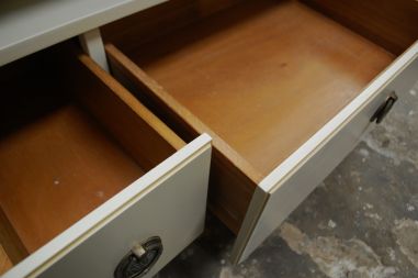 (L-772) Madalam valge kummut, TV-tehnika aluseks