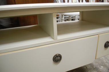 (L-772) Madalam valge kummut, TV-tehnika aluseks