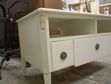 (L-772) Madalam valge kummut, TV-tehnika aluseks