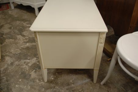 (L-772) Madalam valge kummut, TV-tehnika aluseks