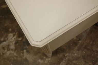 (L-772) Madalam valge kummut, TV-tehnika aluseks