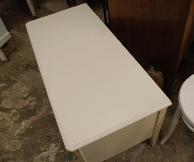 (L-772) Madalam valge kummut, TV-tehnika aluseks