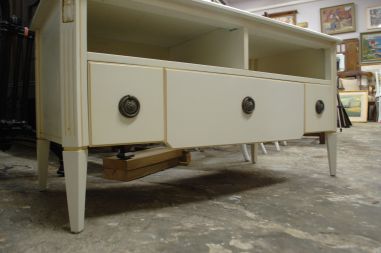 (L-772) Madalam valge kummut, TV-tehnika aluseks