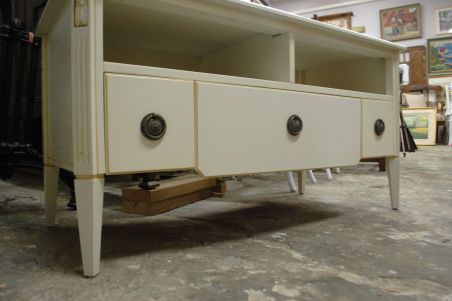 (L-772) Madalam valge kummut, TV-tehnika aluseks