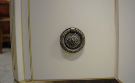 (L-772) Madalam valge kummut, TV-tehnika aluseks