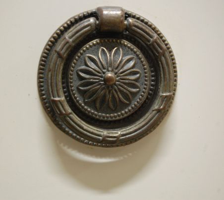 (L-772) Madalam valge kummut, TV-tehnika aluseks