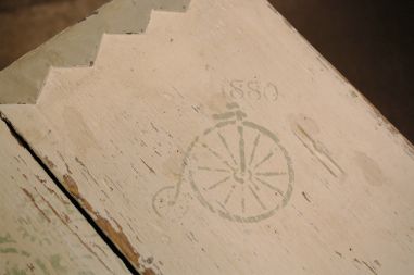 (L-780) Vana valge kirst- panipaik