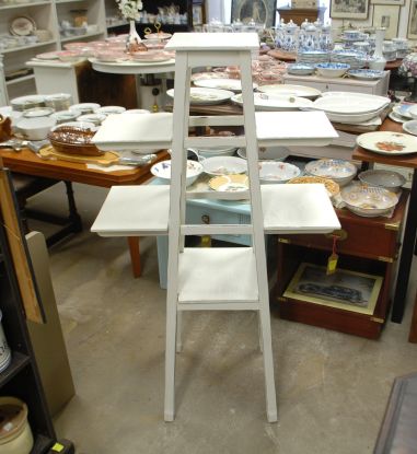 (L-781) Valge suur postament-lilleriiul