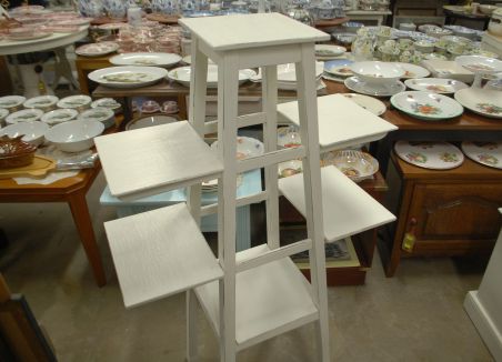 (L-781) Valge suur postament-lilleriiul