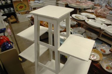 (L-781) Valge suur postament-lilleriiul