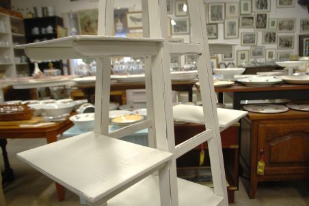 (L-781) Valge suur postament-lilleriiul