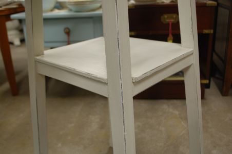 (L-781) Valge suur postament-lilleriiul