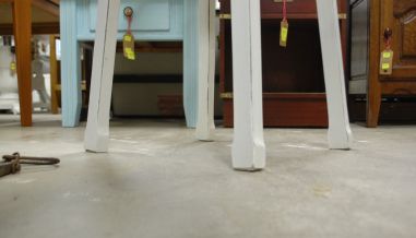 (L-781) Valge suur postament-lilleriiul