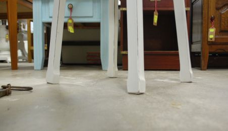 (L-781) Valge suur postament-lilleriiul