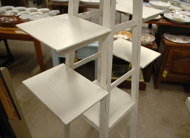 (L-781) Valge suur postament-lilleriiul