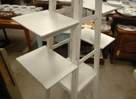 (L-781) Valge suur postament-lilleriiul