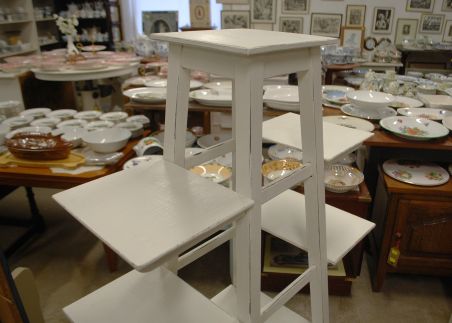 (L-781) Valge suur postament-lilleriiul