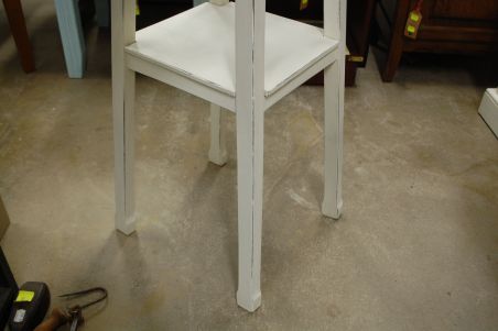 (L-781) Valge suur postament-lilleriiul