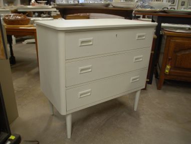 (L-787) Valge retro kummut, 3 sahtlit