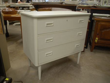 (L-787) Valge retro kummut, 3 sahtlit