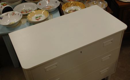 (L-787) Valge retro kummut, 3 sahtlit