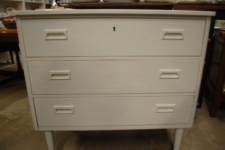 (L-787) Valge retro kummut, 3 sahtlit