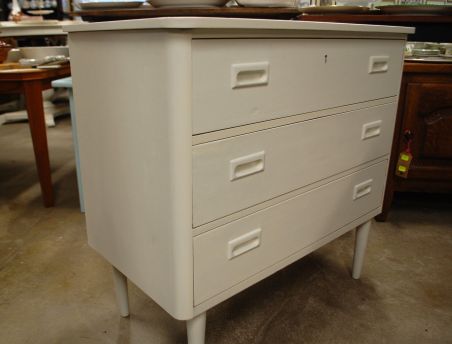 (L-787) Valge retro kummut, 3 sahtlit