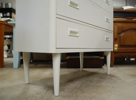 (L-787) Valge retro kummut, 3 sahtlit