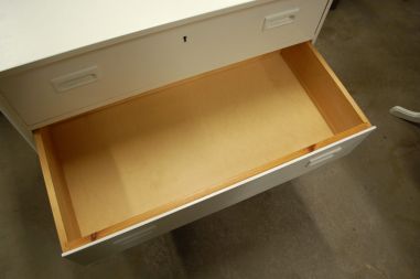 (L-787) Valge retro kummut, 3 sahtlit