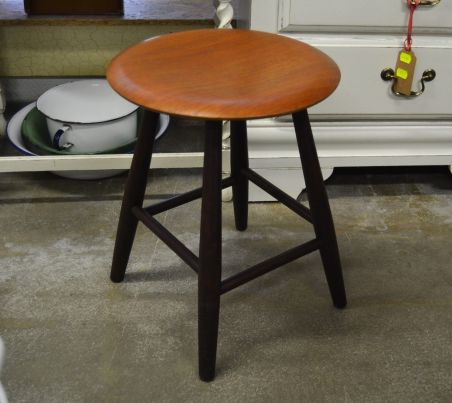 (L-795) Nõgusa vineerpõhjaga taburet Taanist