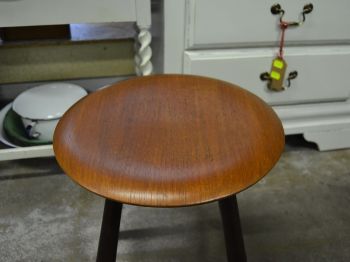 (L-795) Nõgusa vineerpõhjaga taburet Taanist 2