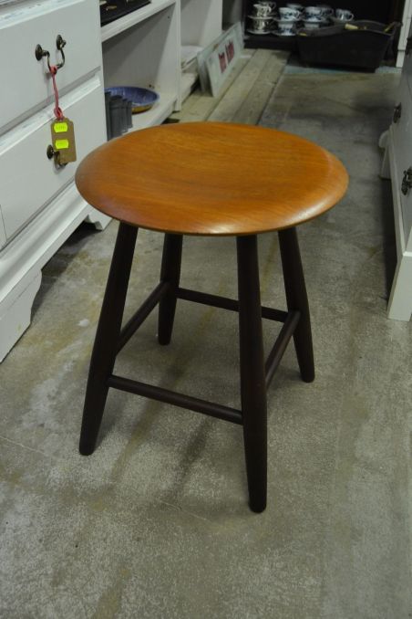 (L-795) Nõgusa vineerpõhjaga taburet Taanist