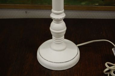 (V-29A) Kõrgel jalal laualamp