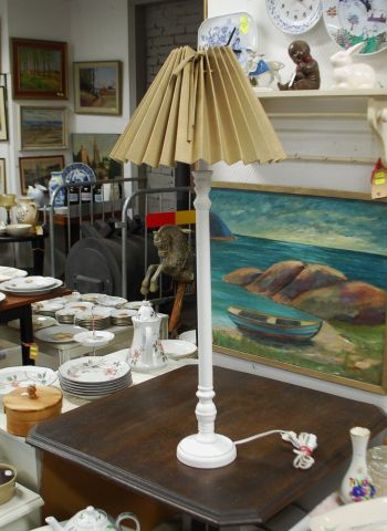 (V-29A) Kõrgel jalal laualamp