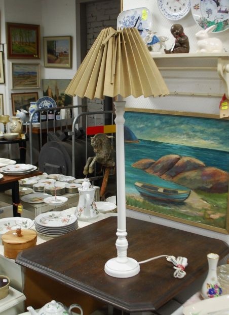 (V-29A) Kõrgel jalal laualamp