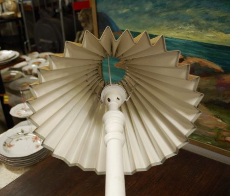 (V-29A) Kõrgel jalal laualamp