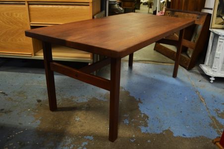 (L-803) Puidust diivanilaud (tiik?)