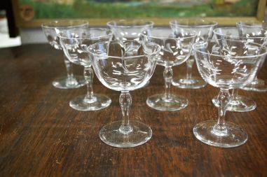 (L-805) Lillemustriga lõigatud pokaalid/pitsid jalal, 9tk