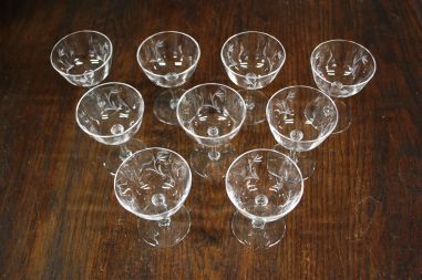 (L-805) Lillemustriga lõigatud pokaalid/pitsid jalal, 9tk