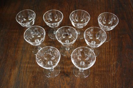 (L-805) Lillemustriga lõigatud pokaalid/pitsid jalal, 9tk