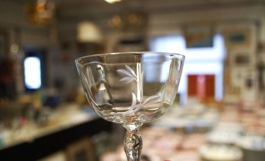 (L-805) Lillemustriga lõigatud pokaalid/pitsid jalal, 9tk