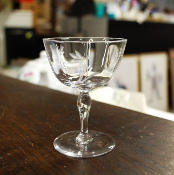 (L-805) Lillemustriga lõigatud pokaalid/pitsid jalal, 9tk 2