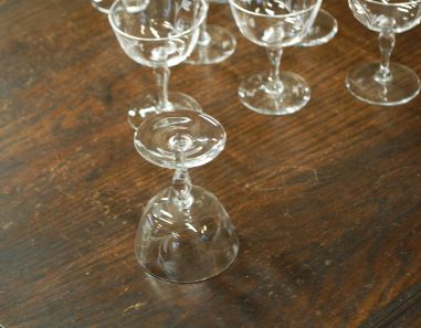 (L-805) Lillemustriga lõigatud pokaalid/pitsid jalal, 9tk