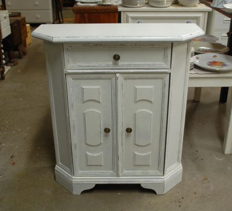 (L-810) Valge kitsas kummut