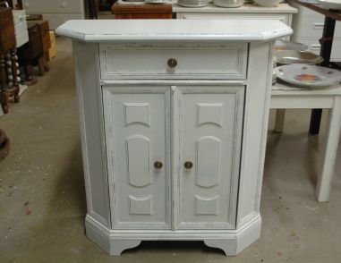 (L-810) Valge kitsas kummut