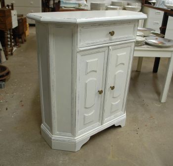 (L-810) Valge kitsas kummut 2